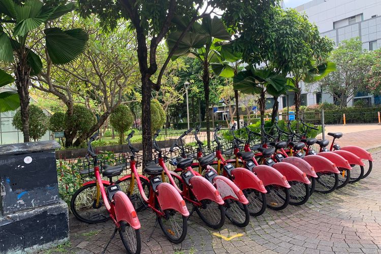 Layanan berbagi sepeda atau bike sharing yang dicanangkan Pemerintah Provinsi DKI Jakarta yang berada di kawasan Taman Menteng, Jakarta Pusat, saat ini kondisinya terbengkalai layaknya minum mendapatkan perawatan, Jumat (25/11/2022).