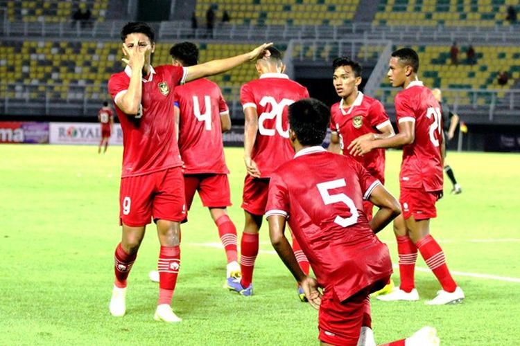 Hasil Timnas U20 Indonesia Vs Timor Leste: Selebrasi penyerang Timnas U20 Indonesia, Hokky Caraka, seusai membobol gawang Timor Leste dalam pertandingan Kualifikasi Piala Asia U20 2023 di Stadion Gelora Bung Tomo, Rabu (14/9/2022). Timnas U20 Indonesia akan menjalani pemusatan latihan (TC) di Eropa tepatnya di Turki dan Spanyol. Terbaru, timnas U20 Indonesia berpeluang melakoni uji coba melawan Belanda U20 setelah PSSI melakukan kunjungan ke KNVB. (KOMPAS.com/Suci Rahayu). 