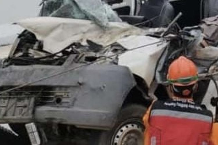 Kondisi kendaraan GranMax yang mengalami kecelakaan di tol Lampung, Senin (3/4/2023) sore. Seorang anggota polisi yang mengawal kendaraan membawa uang bank itu tewas.