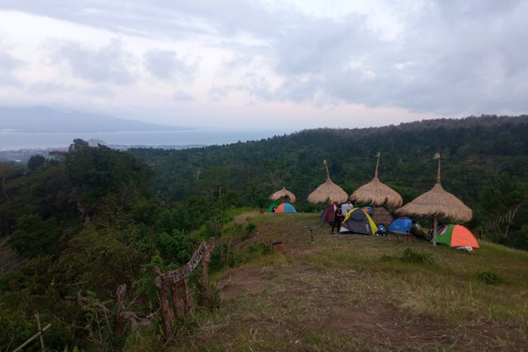  Salah satu tempat wisata yang menyediakan tempat berkemah (camping ground) adalah Bukit Sewu Sambang, di Lingkungan Papring, Kelurahan Kalipuro, Banyuwangi.