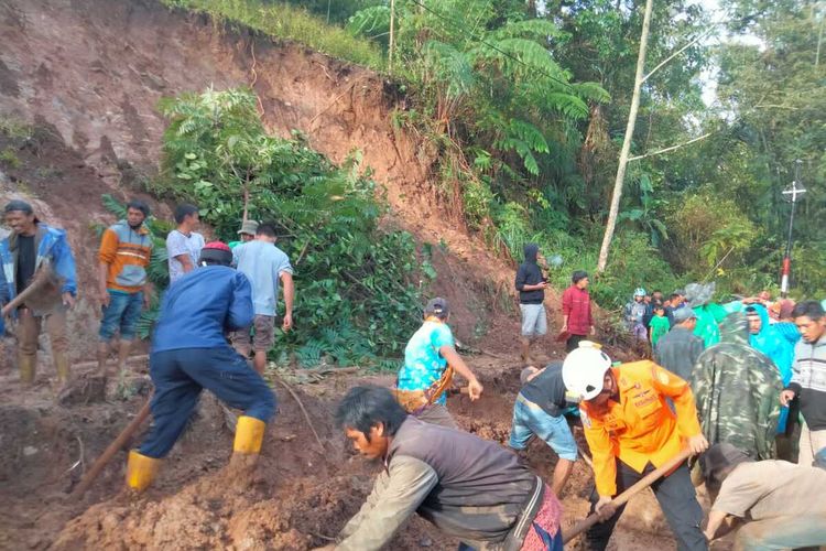 Tim SAR gabungan tengah berupaya melakukan penggalian material longsor yang melanda jalur Trans Sulawesi, Desa Loka, Kecamatan Rumbia, Kabupaten Jeneponto, Sulawesi Selatan yang menelan tiga korban warga yang sedang melintas. Jumat, (14/10/2022).