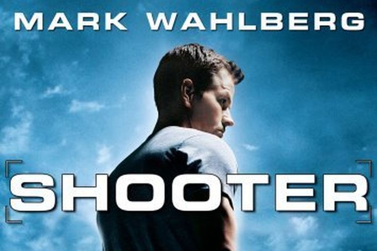 Mark Wahlberg dalam poster film Shooter.