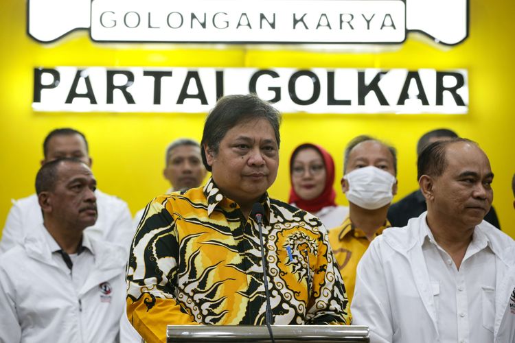 Ketua Umum Partai Golkar Airlangga Hartarto memberikan keterangan pers saat  pertemuan dengan kelompok relawan Joko Widodo di Kantor DPP Partai Golkar, Slipi, Jakarta, Senin (7/11/2022).