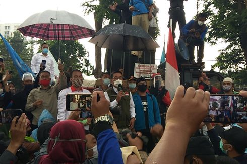 Ridwan Kamil Hujan-hujanan Temui Demonstran di Gedung Sate, Setuju Kirim Surat ke Jokowi