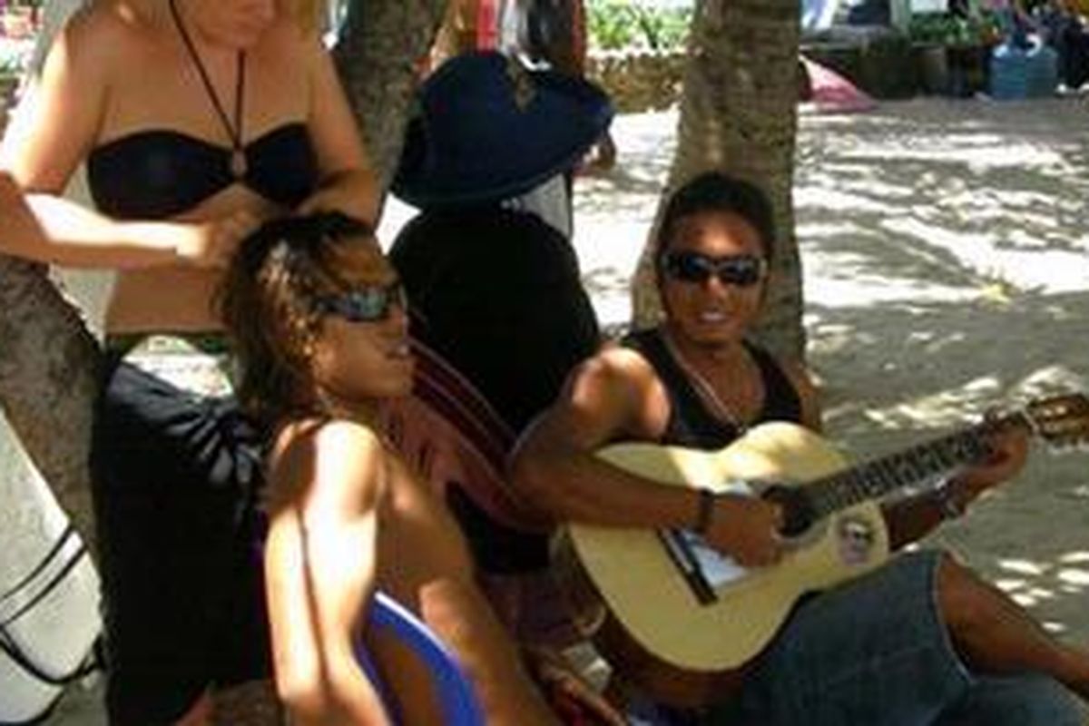 Relasi anak-anak pantai di Kuta, Bali dengan para cewek bule, sesuatu yang jamak sejak dulu tapi jadi geger karena film indie Amit Virmani. 