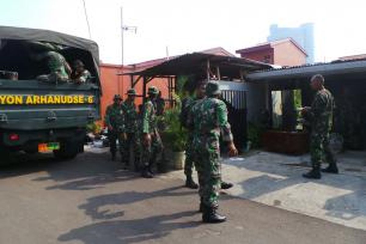 Sejumlah prajurit TNI AD nampak membantu relokasi warga di Perumahan Zeni TNI AD di Mampang, Jakarta Selatan. Minggu (17/1/2016).