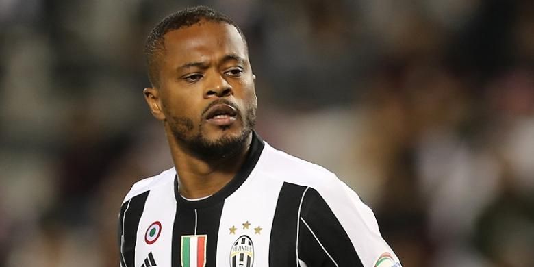 Bek kiri Juventus, Patrice Evra, tampil dalam laga Supercoppa Italiana kontra AC Milan, di Doha, Qatar, 23 Desember 2016.