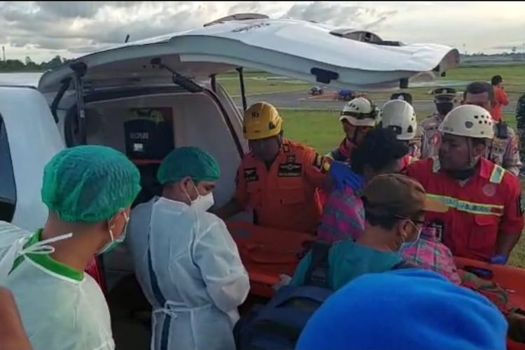 Satu korban helikopter jatuh yang berhasil selamat  dievakuasi ke Timika oleh Tim SAR Gabungan, Rabu (8/6/2022).