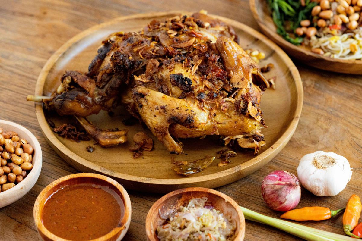 Kulawarga Bali menyediakan ayam betutu dengan cita rasa khas Bali yang autentik.