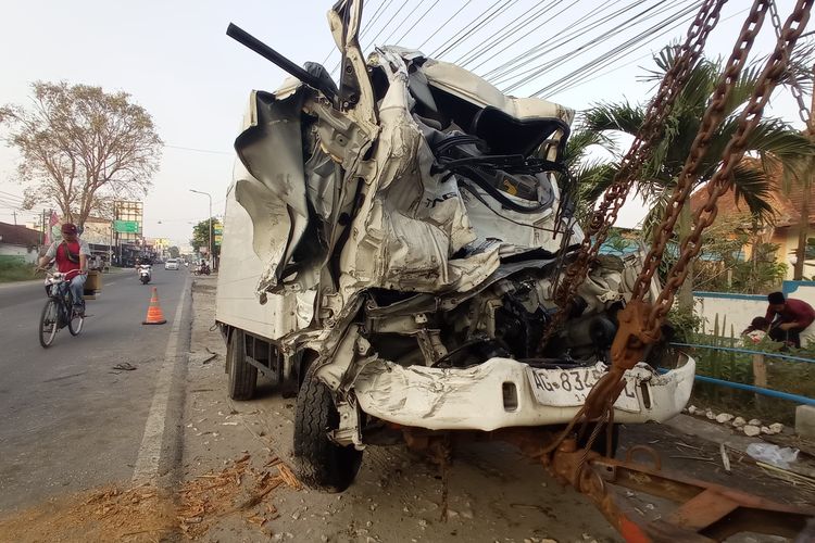 RINGSEK—Mobil pikap boks ringsek setelah menabrak sebuah truk pengangkut tebu yang keluar dari Pabrik Gula Pagotan di ruas jalan Madiun-Ponorogo tepatnya di Desa Pagotan, Kecamatan Geger, Kabupaten Madiun, Jawa Timur, Rabu (2/7/2025).