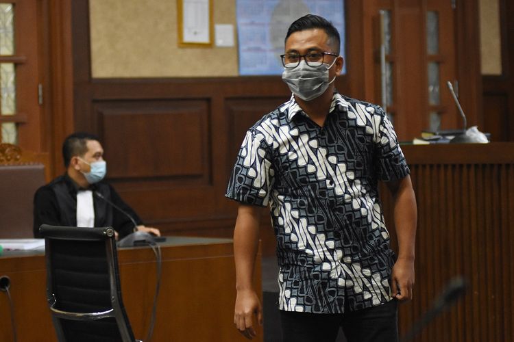 Terdakwa perantara pemberi suap kepada jaksa Pinangki Sirna Malasari, Andi Irfan Jaya (kanan) menjalani sidang pembacaan tuntutan di Pengadilan Tipikor, Jakarta, Senin (28/12/2020). Andi Irfan Jaya dituntut 2 tahun 6 bulan penjara ditambah denda Rp100 juta subsider 4 bulan kurungan dalam kasus suap dan gratifikasi pengurusan fatwa Mahkamah Agung (MA) dalam perkara pidana Djoko Tjandra. ANTARA FOTO/Indrianto Eko Suwarso/pras.