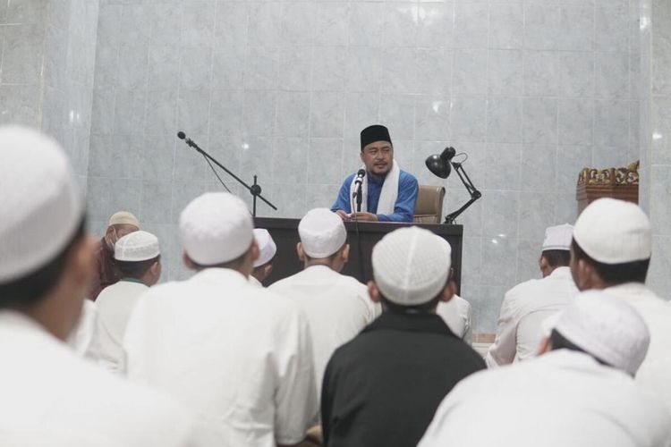 Wakil Bupati Tasikmalaya Deni Rhamdani Sagara, adalah pejabat daerah yang dikenal dengan masa jabatannya paling singkat 42 hari sedang akan berjamaah sholat subuh di salahsatu masjid bersama masyarakat, Senin (8/3/2021).