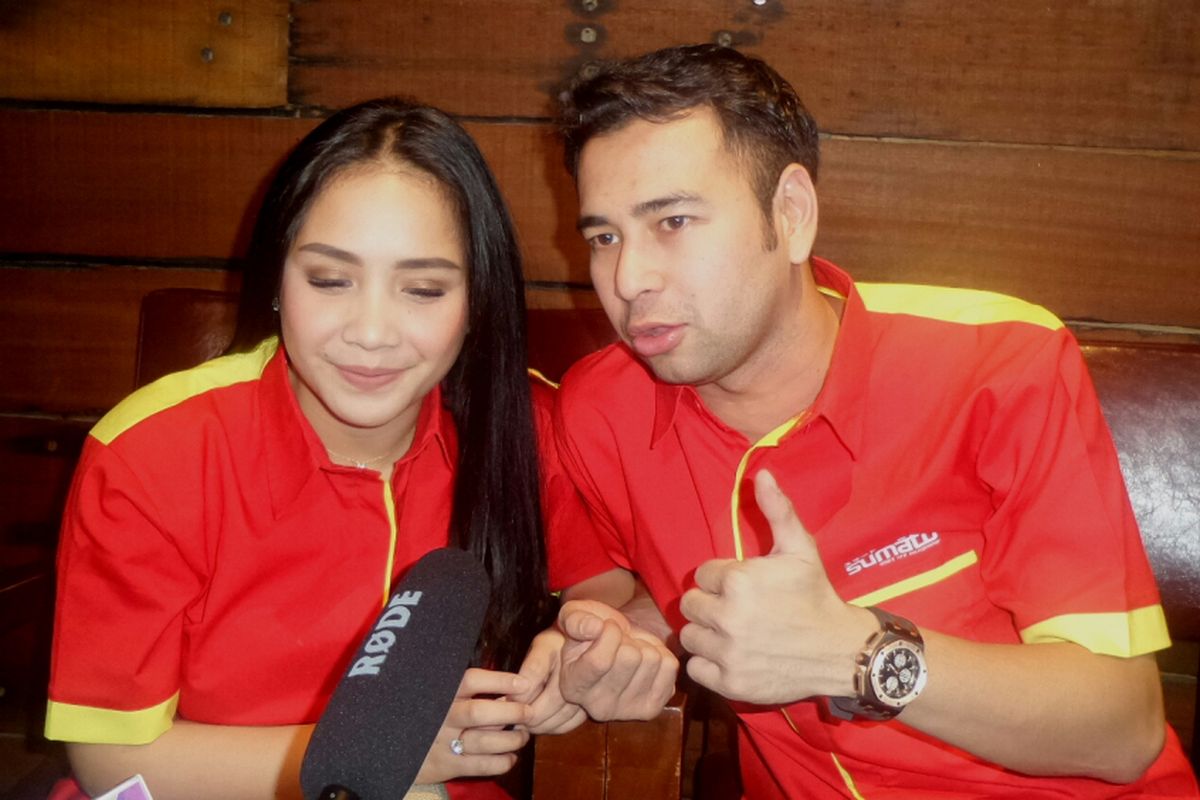 Pembawa acara Raffi Ahmad bersama sang istri, Nagita Slavina saat diabadikan di Central Park, Jakarta Barat, Minggu (18/6/2017).