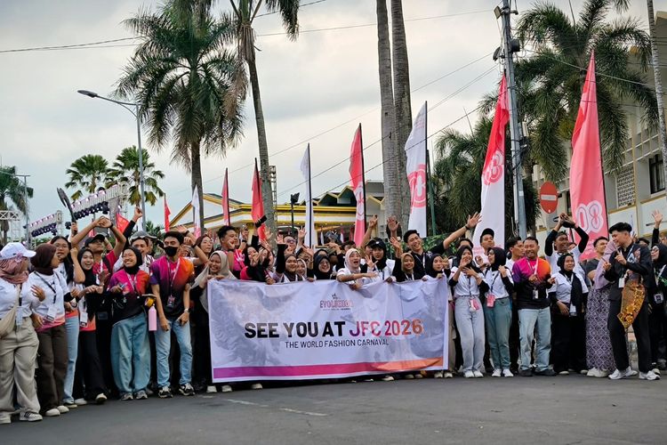 Volunteer Jember Fashion Carnaval (JFC) membentangkan banner pertanda JFC 2025 berakhir, Minggu (10/8/2025).
