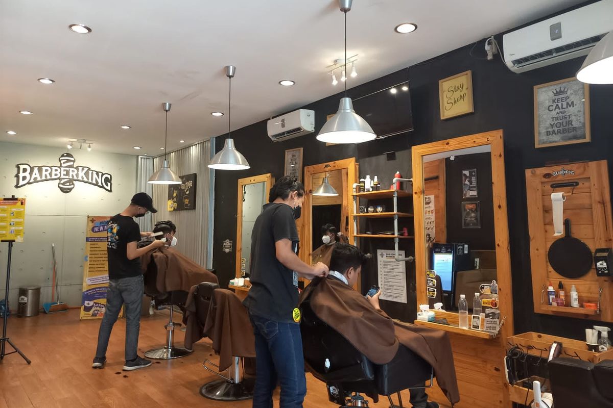 Barberman sedang melayani pelanggan di BarberKing Semarang, Rabu (29/6/2022).