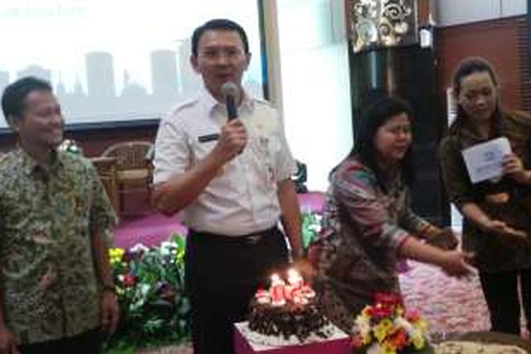 Gubernur DKI Jakarta Basuki Tjahaja Purnama menerima kejutan ulang tahun dari pegawai BPJS Kesehatan, di Kantor BPJS Kesehatan, Jalan Letjen Soeprapto, Jakarta Pusat, Rabu (29/6/2016).