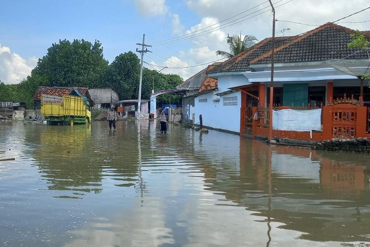 Banjir rob terjadi di Desa Kertasada Kalianget, Kabupaten Sumenep, Jawa Timur, Selasa (17/5/2022). 