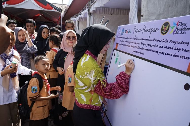 Wali Kota Kediri Vinanda Prameswati tuliskan harapannya di Hari Disabilitas Nasional 2025. 
