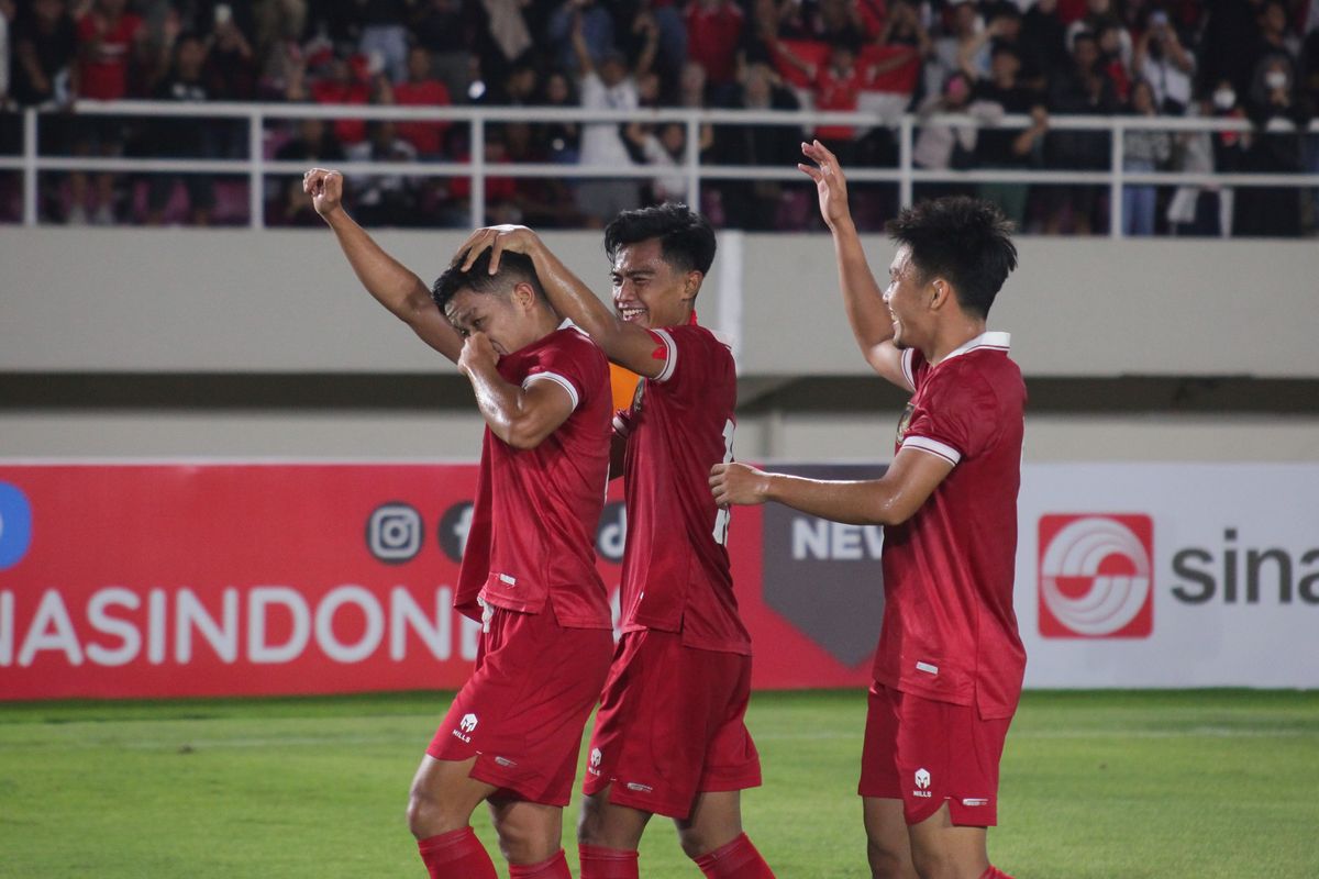 Bek kanan timnas U23 Indonesia, Ilham Rio Fahmi (paling kiri), melakukan selebrasi usai menjebol gawang Taiwan pada laga Grup K Kualifikasi Piala Asia U23 2024 di Stadion Manahan, Solo, pada Sabtu (9/9/2023) malam WIB.