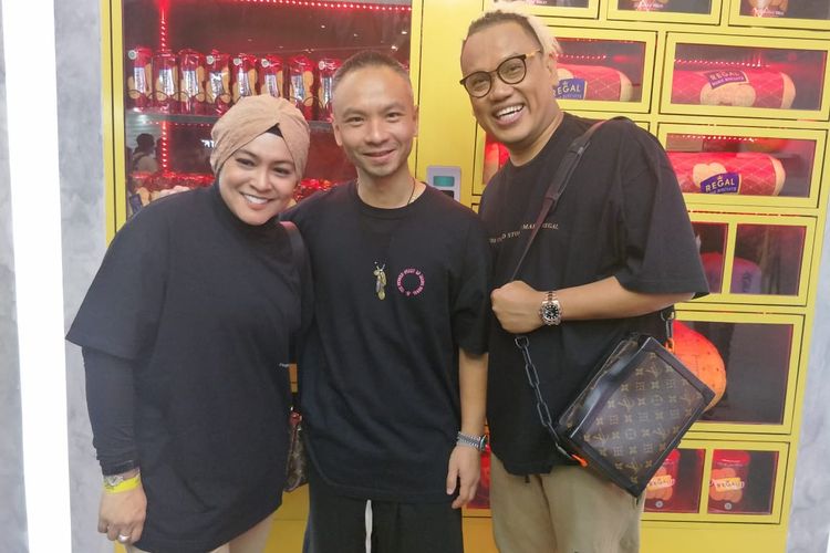 Uya Kuya bersama istrinya Astrid Khairunisha dan desainer Yungz di acara Urban Sneakers Society di kawasan SCBD, Jakarta Selatan, Jumat (8/11/2019).