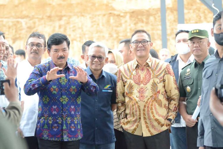 Menteri Agraria dan Tata Ruang/Kepala Badan Pertanahan Nasional (ATR/BPN), Hadi Tjahjanto melakukan kunjungan kerja ke wilayah Gunung Mas, Megamendung, Puncak, Kabupaten Bogor, Jawa Barat, Kamis (30/3/2023). Ia didampingi Plt Bupati Bogor Iwan Setiawan.