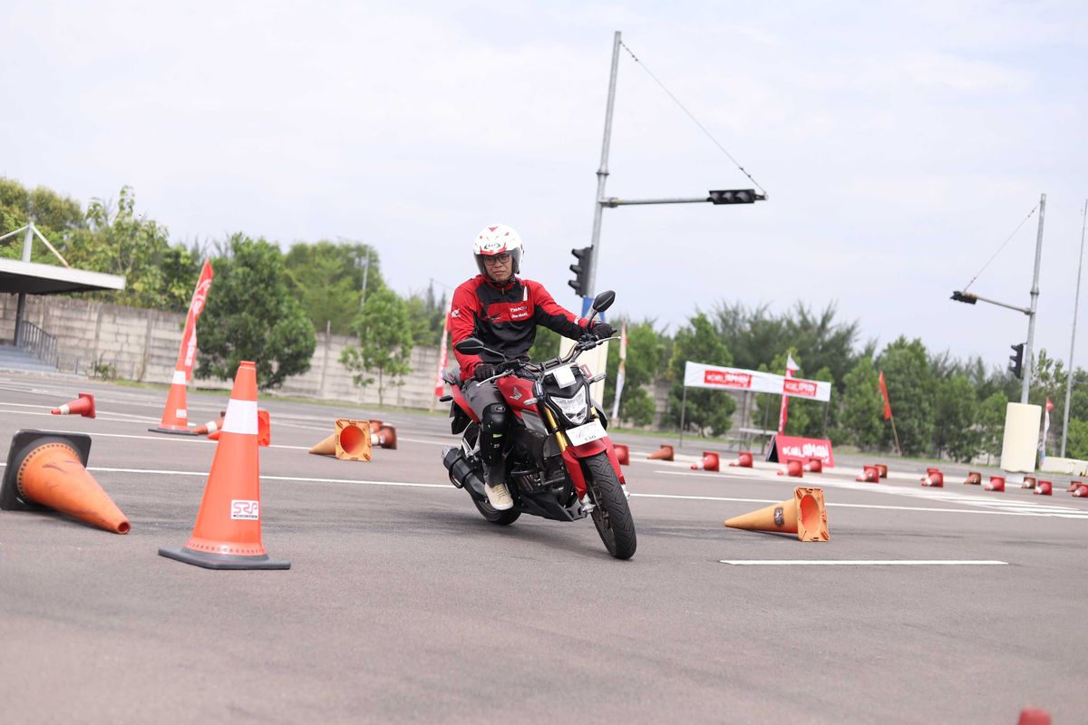 Mencoba trek kompetisi keselamatan berkendara AHM di Astra Honda Safety Riding Center, Delta mas, CIkarang