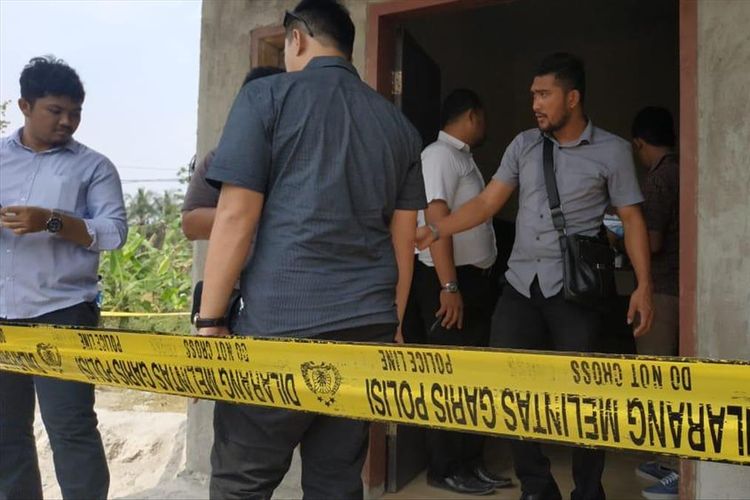 Rumah keluarga korban yang diduga pembantaian di Kabupaten Serang, Banten dipasang garis polisi, Selasa (13/8/2019).