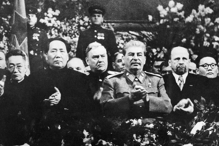 Mao Zedong dan Joseph Stalin adalah dua tokoh komunis selama Perang Dingin.
