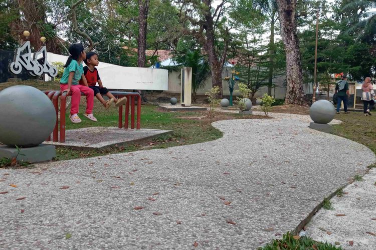 Bangku panjang dengan jogging track di Taman Sari, Kota Pangkalpinang, Bangka Belitung, Sabtu (4/11/2023).