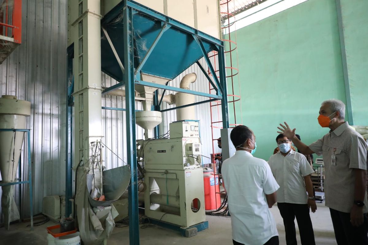 Gubernur Jateng Ganjar Pranowo saat meninjau lokasi gudang gabah di Grobogan.