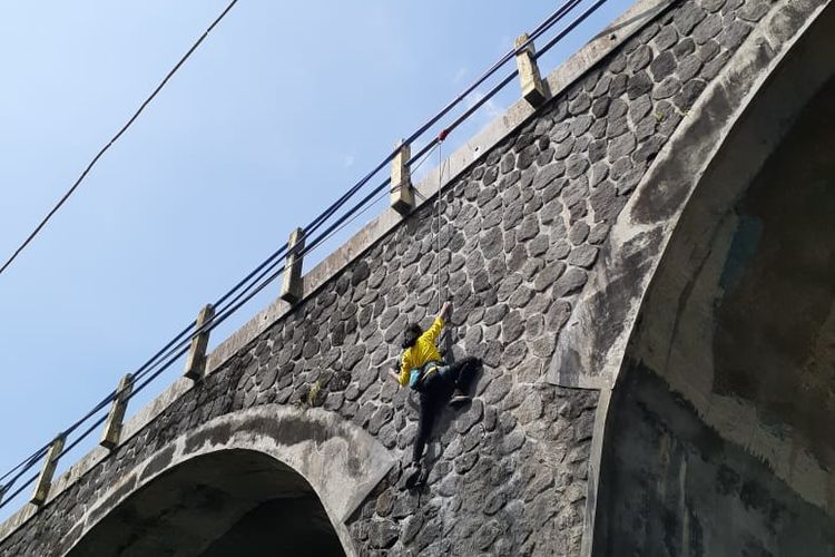 Salah satu anggota Jogjakarta Climbing Club (JCC) memanjat Jembatan Babarsari, Sleman.