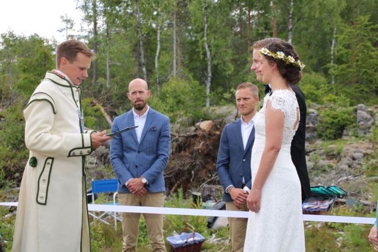 Alexander Clern dan Camilla Oyjord, ketika menikah di tengah hutan perbatasan Swedia dan Norwegia. Keduanya melangsungkan pernikahan buntut pembatasan ketat di tengah Covid-19.