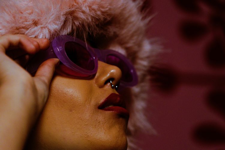 Ilustrasi tindik hidung (nose piercing).