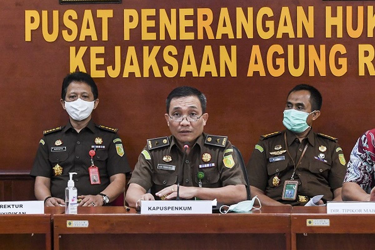 Kapuspenkum Kejaksaan Agung Leonard Eben Ezer Simanjuntak (tengah) bersama Dir Tipikor Bareskrim Polri, Brigjen Pol Djoko Poerwanto (kanan) dan Direktur Penyidikan Jampidsus Kejagung Febrie Adriansyah (kiri) memberikan keterangan pers usai menggelar gelar perkara penanganan kasus dugaan korupsi pada PT Asabri (Persero) di Kejaksaan Agung, Jakarta, Rabu (30/12/2020). Gelar perkara itu dilakukan untuk mengetahui bagaimana perkembangan kasus dugaan korupsi di Asabri ketika ditangani Polri yang saat ini ditangani oleh tiim penyidik Pidana Khusus (Pidsus) Kejagung. ANTARA FOTO/Hafidz Mubarak A/rwa.