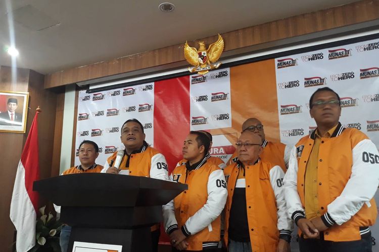 Konferensi pers di kantor DPP Hanura, Thamrin, Jakarta Pusat, Senin (16/12/2019).