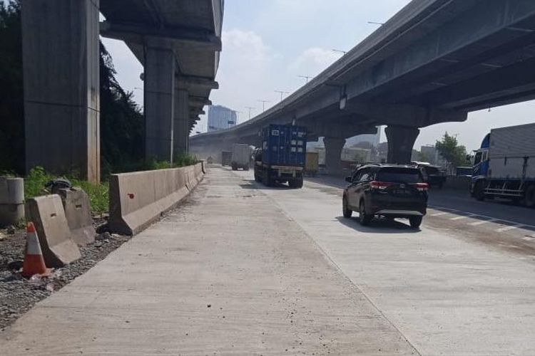 SS Cikunir arah Jalan Tol Jakarta-Cikampek arah Cikampek dapat normal dilintasi oleh pengguna jalan.