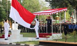 Tingkatkan Semangat Nasionalisme, Bupati Blora Bagikan Bendera Merah Putih Saat Upacara Hari Lahir Pancasila