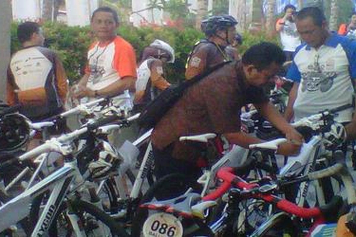 Panitia memasang nomor urut pada sepeda peserta Kompas Bali Bike, Jumat (14/9/2012) di Nusa Dua.