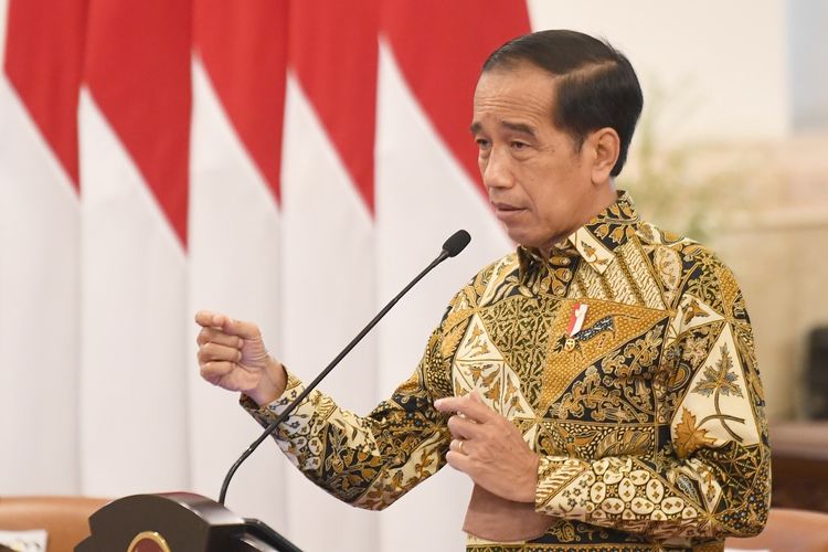 Presiden Joko Widodo memberikan arahan saat memimpin rapat terbatas (Ratas) di Istana Negara, Jakarta, Senin (29/11/2021). ANTARA FOTO/Hafidz Mubarak A/rwa.