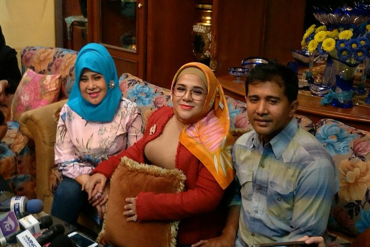 Elvy Sukaesih bersama kedua anaknya, Fitria dan Sechan dalam jumpa pers di kediaman pribadi di kawasan Pasar Minggu, Jakarta Selatan, Selasa (8/10/2019).