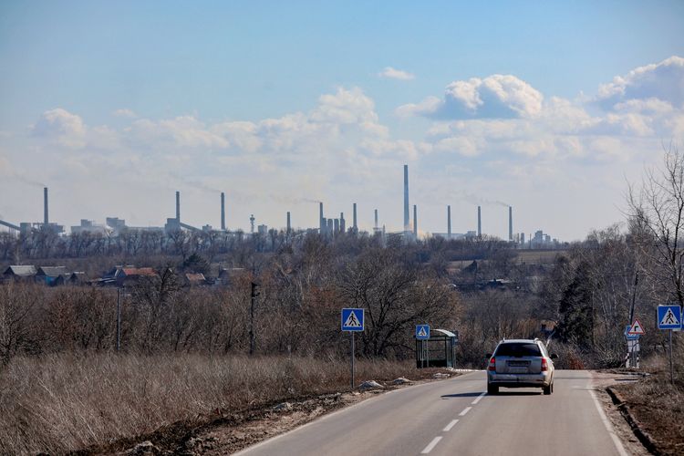 Sebuah mobil melaju menuju kota Avdiivka di wilayah Donetsk, Ukraina timur, yang merupakan garis depan separatis pro-Rusia, Senin (21/2/2022). Donetsk dan Luhansk diakui sebagai wilayah merdeka oleh Presiden Rusia Vladimir Putin pada hari itu.