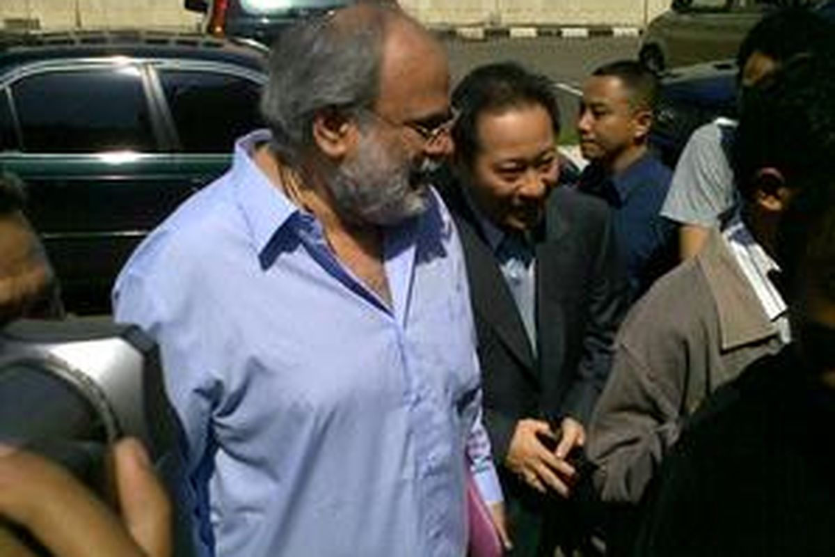 Anand Khrisna akhirnya mendatangi Polda Metro Jaya, Senin (5/4/2010). Anand diperiksa untuk pertama kalinya dalam statusnya sebagai tersangka dalam kasus dugaan pelecehan seksual.