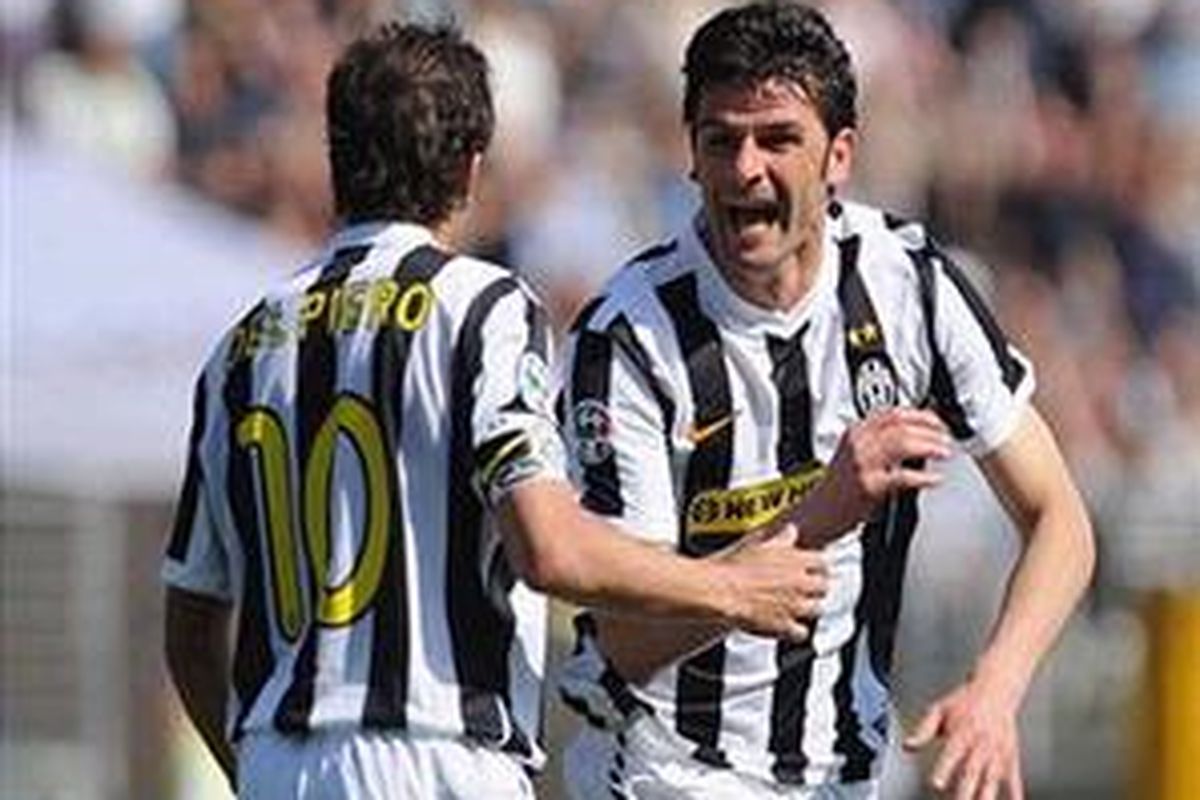 Pemain Juventus, Alessandro Del Piero (kiri) dan Vincenzo Iaquinta, menjadi penentu kemenangan timnya 3-0 atas Bari, dalam duel Serie-A, Minggu (25/4/2010).