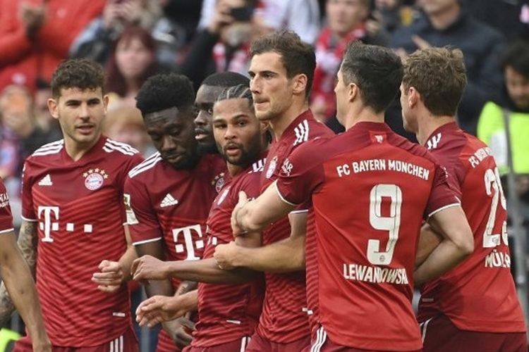 Para pemain Bayern Muenchen merayakan gol Serge Gnabry dalam laga lanjutan Bundesliga musim 2021-2022 kontra Borussia Dortmund yang berlangsung di Stadion Allianz Arena, Muenchen, pada Sabtu (23/4/2022).