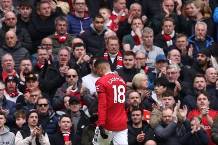 Gelandang Manchester United Casemiro berjalan meninggalkan lapangan setelah mendapat kartu merah dalam laga lanjutan Liga Inggris kontra Southampton di Stadion Old Trafford, Manchester, Inggris, Minggu (12/3/2023) malam WIB.