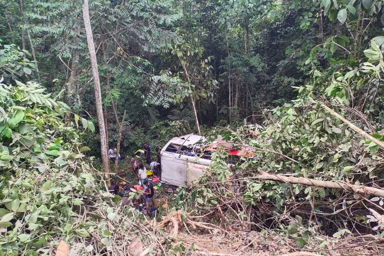 Bus atlet PPU terperosok masuk ke jurang di kawasan Kelay, Berau, Kalimantan Timur