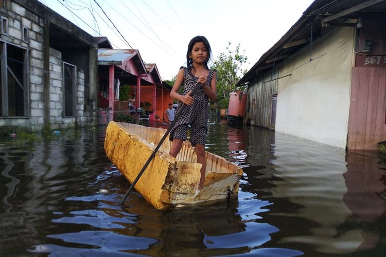 Seorang anak sedang menumpangi boks bekas di tengah kondisi banjir di RT 37 Kelurahan Sempaja Timur, Kecamatan Samarinda Utara, Kota Samarinda, Kaltim, Minggu (24/5/2020). 