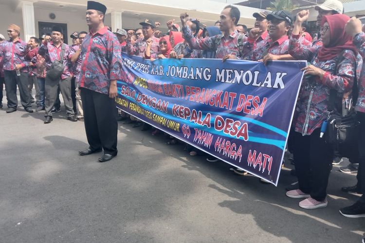 Perangkat desa yang tergabung dalam Persatuan Perangkat Desa Indonesia (PPDI) Kabupaten Jombang, Jawa Timur, bersiap untuk mengikuti aksi damai di Senayan, Jakarta, menolak wacana pemangkasan masa jabatan perangkat desa dalam revisi UU Nomor 6 Tahun 2014.