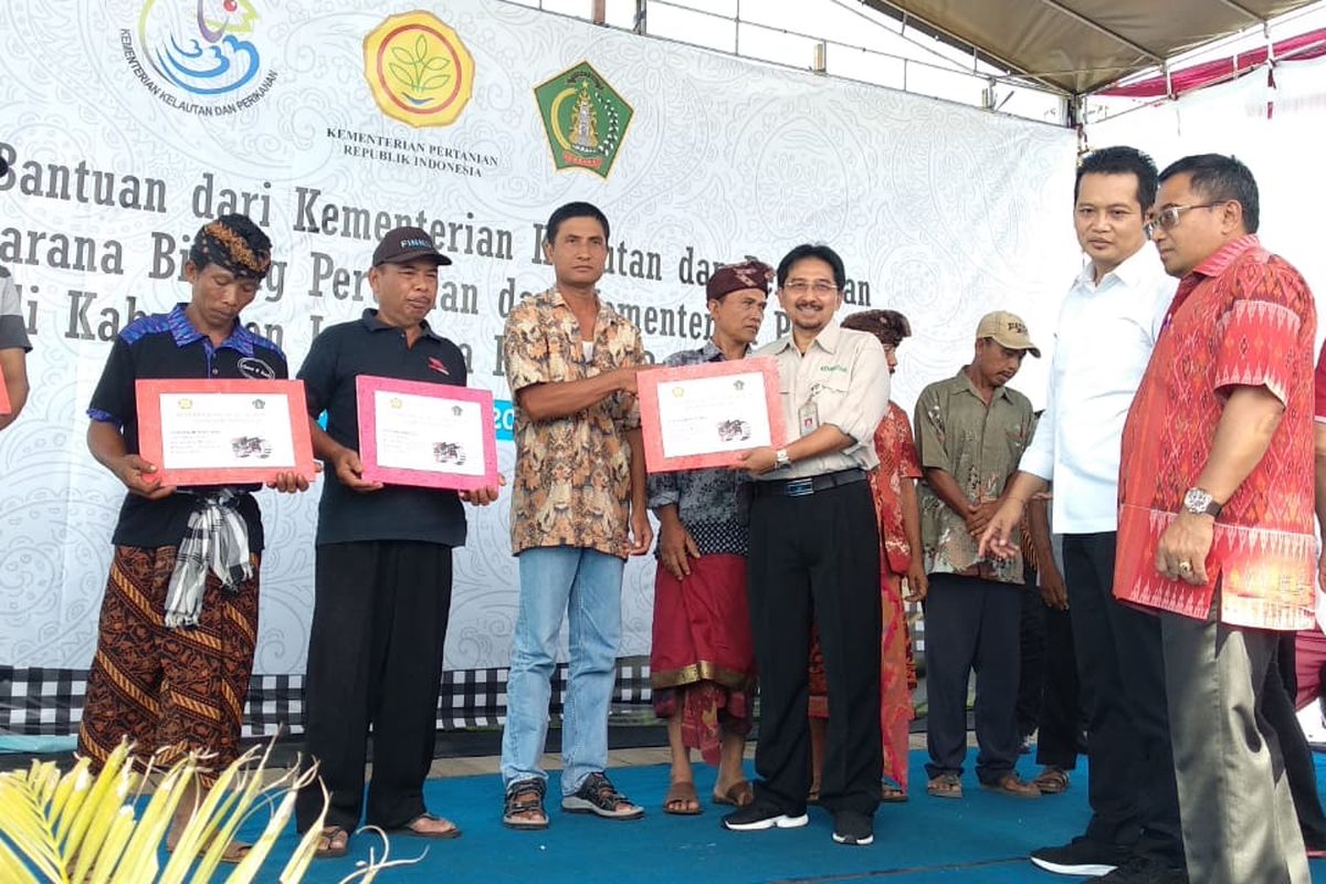 Kementan serahkan bantuan alsintan ke petani di Desa Pangambengan, Kecamatan Negara, Kabupaten Jembrana, Bali, Senin (18/3/2019).