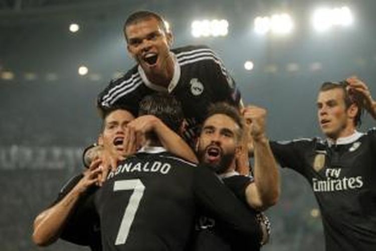 Penyerang Real Madrid, Cristiano Ronaldo, berselebrasi bersama rekan-rekannya setelah mencetak gol pada pertandingan pertama semifinal Liga Champions melawan Juventus, di Stadion Juventus, Selasa atau Rabu (6/5/2015) dini hari WIB. 